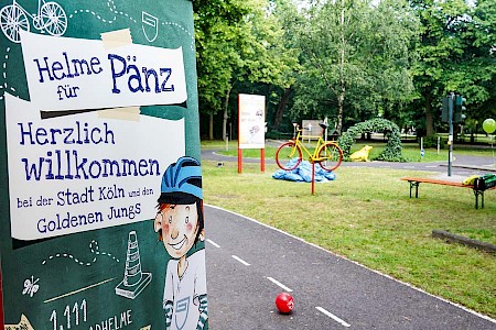 Der Charity-Verein »Goldene Jungs« verteilt mit Unter­stützung der Stadtverwaltung 1 111 Fahrradhelme  an bedürftige »Pänz«, wie die Kinder im Rheinischen ­genannt werden.