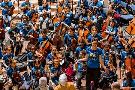 Durch Musik wird das Gemeinschaftsgefühl gestärkt. Die Kinder ziehen aus dem ­Orchester Selbstvertrauen, das sie sonst in ihrer Umgebung kaum finden.