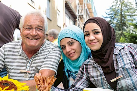 Flüchtlinge und Einheimische leben gemeinsam unter einem Dach:  Eine gegenseitige Bereicherung.