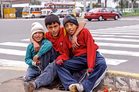 Über 20.000 Kinder leben oder arbeiten auf den  Straßen von Perus Hauptstadt Lima.