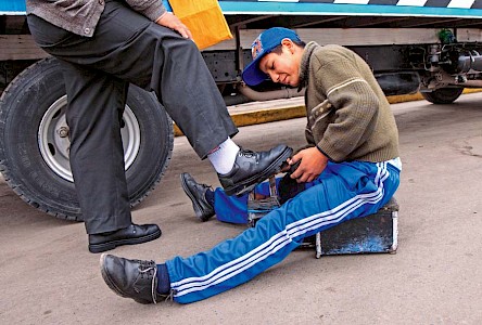 Viele Eltern sind arbeitslos oder arbeiten als Tage­löhner. Daher ist der geringe Zuverdienst der Kinder  für die Familien überlebensnotwendig.