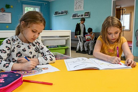 Beim Ausmalen im Kids-Bereich ent­spannen die Mädchen nach der Schule.