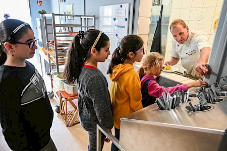 Vegan, halal, mit Fleisch. Christoph ­Harder stellt sich beim Kochen auf alle Wünsche der jungen Esser ein.