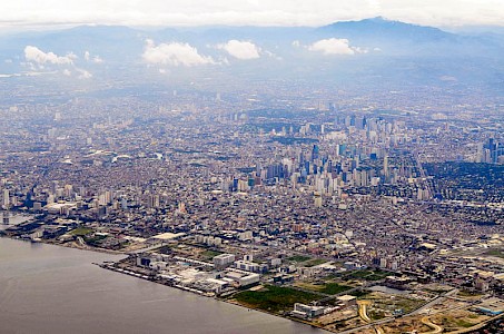 Gegensätzliche MegacitYs: Manila und Tokio