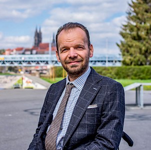 Thomas Naumann engagiert sich im Sächsischen Selbsthilfenetzwerk für Barriere­freiheit. Er ist inzwischen selbst auf den Rollstuhl angewiesen und erlebt, auf ­welchen Wegen immer noch Hürden liegen.