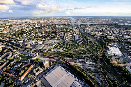 DIE NEUE MITTE ALTONA IST EIN IN DER PLANUNG BEFINDLICHES VERKEHRS- UND STÄDTEBAUPROJEKT. DABEI WERDEN GROSSE GLEISFLÄCHEN ABGEBAUT.