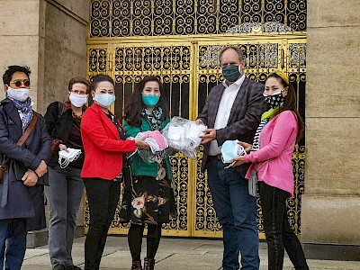 DRESDEN IST IHRE ZWEITE HEIMAT GEWORDEN UND SO NÄHEN SIE MASKEN FÜR DIE KRANKENHÄUSER UND SOZIALSTATIONEN DER STADT, DIE SIE HIER OBERBÜRGERMEISTER HILBERT ÜBERREICHEN.