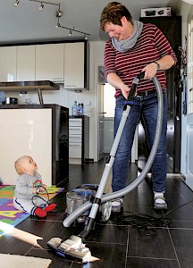 DORFHELFERIN INA AHRENS HAT EINE VIERTELSTELLE UND MANAGT DEN KOMPLETTEN HAUSHALT IN IHRER »GASTFAMILIE«.