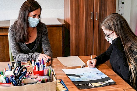 Schule ohne Schulbesuch: Oft mussten Jugendliche  beim Lernen individuell betreut werden.