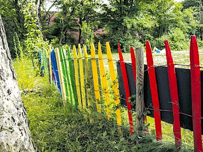 Der bunte Zaun umgibt den offenen Garten  und ist im Rahmen des Projekts  »Frankfurt ist bunt – Inklusion ist bunt« entstanden.