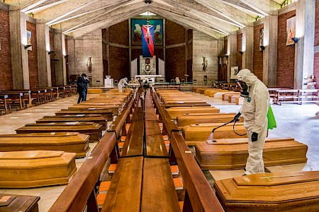 Die Leichenhäuser in Bergamo waren überfüllt, Särge mussten in Kirchen  zwischen Gebetsbänken und dem Altar gelagert werden.