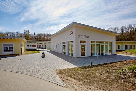 Am Fuße des Nationalparks Eifel hat die AWO in Stolberg ein ­Zentrum  (alle Bilder auf dieser Seite) errichtet, dass Menschen mit Demenz ein ­selbstbestimmtes Leben in Gemeinschaft ermöglicht.