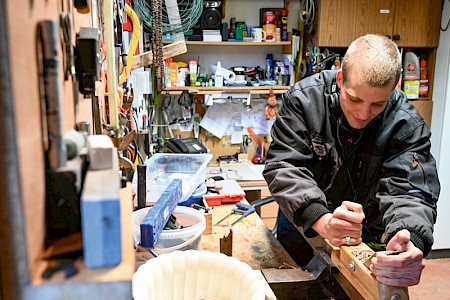Beschäftigung bringt Bestätigung:  Arbeit in der Holzwerkstatt.