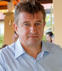 Der Schweizer ­Martin Woodtli nahm seine alzheimerkranke Mutter mit nach Thailand und gründete ein Alzheimerzentrum.