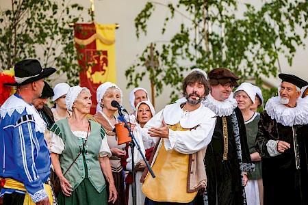 Steffen Frenzel spielt den umtriebigen Gastwirt.