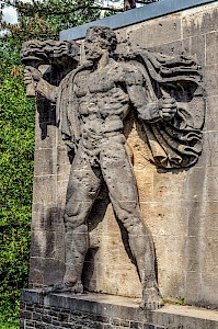 Der Fackelträger, auffälligstes Symbol des Nationalsozialismus.
