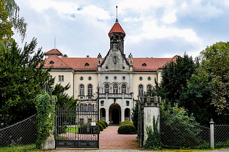Das Schloss ist eindrucksvoll mit Festsälen, Bibliothek, Kapelle und restaurierten Wohnräumen gestaltet.