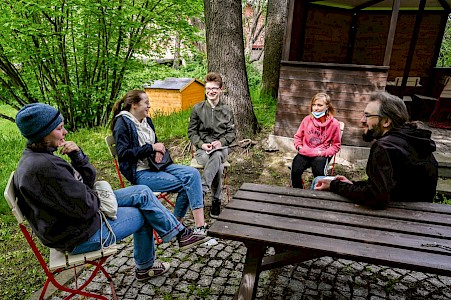 Das Leben auf dem Land kann für Jugendliche anstrengend sein, aber auch schön: ­Karolin, Franziska, Constantin und Pia (v. l.) im Gespräch.