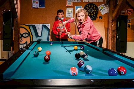 Nach der Schule spielt Pia mit ihrem ­Bruder Ben eine Runde Billard im ­»Offenen Haus«.