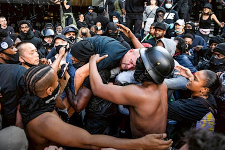 Am Rande eines gewaltsamen Protestes in London rettet ein schwarzer Black-Live-­­ Matter-Demonstrant einen bewußtlosen, mutmaßlichen Rechtsextremen.