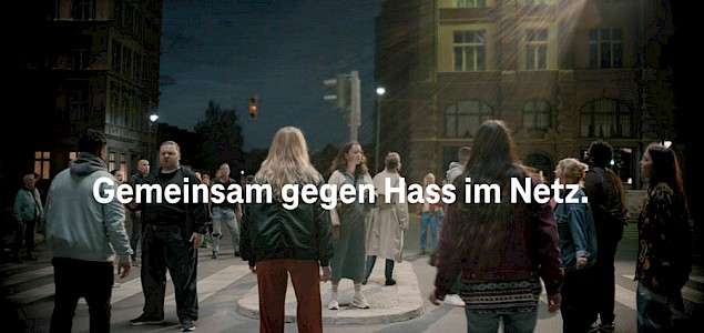 In einem Video wird dazu angeregt, dem Hass die Stimme zu nehmen. Der Spot ­Gemeinsam #GegenHassImNetz wurde im Fernsehen sowie online gespielt.