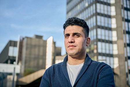Shoan Vaisi ist ein ehemaliger  iranischer Ringer und unterstützt  die Protestbewegung.