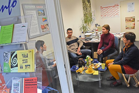 Hereinspaziert: Katrin Lindner (2. von rechts) und ihr Team vom Stadtteilbüro sind für die Anliegen der Bürger im Quartier da.