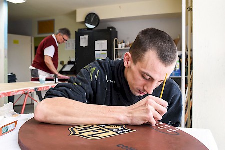 Fühlt sich wohl hier. Dean malt sich seinen  eigenen Football.