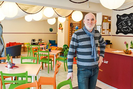 gibt gern weiter, was er gelernt hat. Restaurant­­leiter Josef Lindauer bereitet junge Erwachsene im ­KastanienNest auf einen Beruf in der Gastronomie vor.