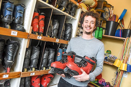 Erzieher Martin in der Schatzkiste des Jugendclubs. Kostenlos können Jugendliche hier BMX und ­Inline-Skater ausleihen.