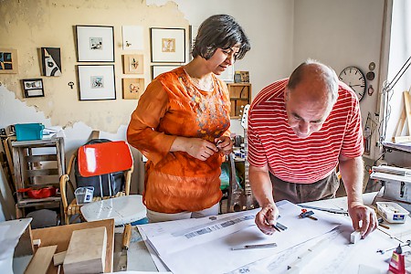 Gemeinsam bei der Arbeit im Künstler-Atelier von Martin Beckers