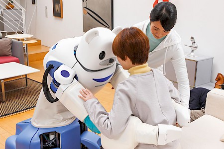 Keine andere Nation überaltet so schnell wie Japan. Kein Wunder also, dass hier ­intensiv Pflegeroboter getestet werden. „Robear“ kann zum Beispiel schon ­Patienten vom Bett in den Rollstuhl setzen.