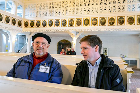 Erhard Holz (links) sorgt dafür, dass die Kirche  für Besucher offen ist.