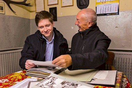 Der Bürgermeister (links) und Harald Koch betrachten historische Fotos.
