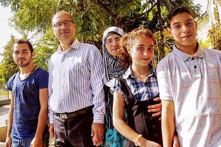 Ahmad Khalil (links) und Osama Kharbatli mit seiner Familie  hoffen auf ein besseres Leben.