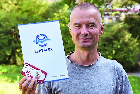 Norbert Rost ist einer der »Väter« des Elbtalers. Er sieht in der Region jene  Ebene, die für jeden Menschen beeinflussbar ist. Regionalwährungen sind für  ihn hilfreiche Werkzeuge zur Schaffung regionaler Unternehmensnetze und ­Wirtschaftskreisläufe.