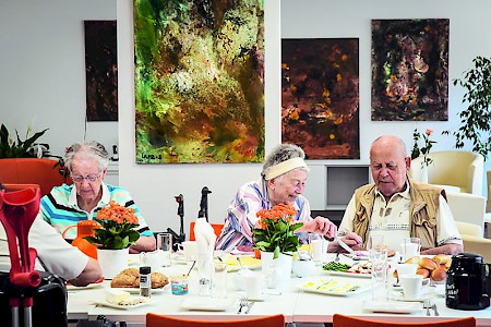 Die Nachbarn aus der Thermometer-Siedlung lernen sich  im Kiez-Café jetzt besser kennen.