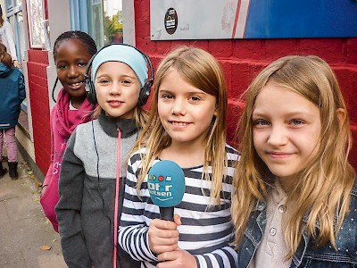 Ohrlotsen: Betreut von Medienpädago­gInnen, JournalistInnen und Tontechnikern können Kinder und Jugendliche an zahlreichen Audioprojekten teilnehmen.