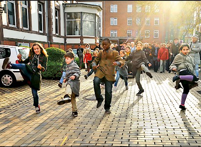 Gemeinsam Theater auf der Straße spielen bringt die Bewohner von St. Pauli zusammen.