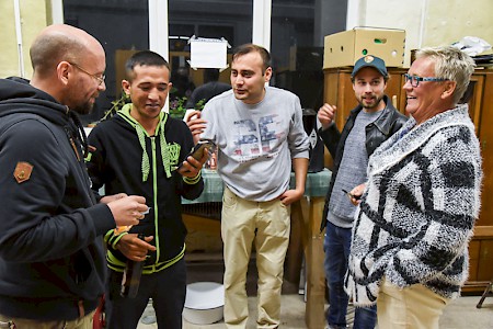 In die »soziale  Skulptur« Künstlerstadt sind auch Geflüchtete aus Syrien  und Afghanistan eingebunden.