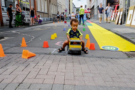 Die Kinder freuen sich, die Straße einmal  als Freiraum nutzen zu können.