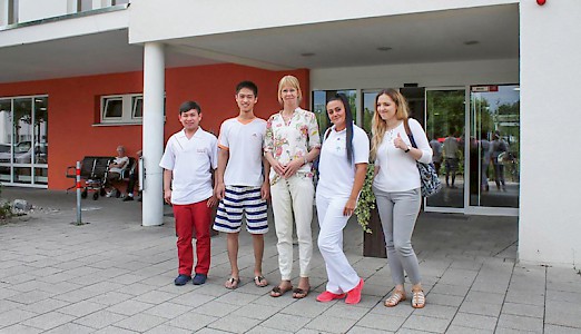 Eichenauer Team (v. l.): Trien Di Tran, Zhigang Qiu, ­Pflegeleiterin Susanne Brenner, Aida Tadic und Neira Lekovic. Die beiden jungen Bosnierinnen sind über ­persönliche Kontakte zur Hilfe im Alter gekommen.