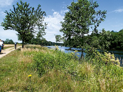 Im Emsland ist der Fahrrad-Tourismus von besonderer Bedeutung: Ein Routennetz mit über 3 000 KM Streckenlänge führt entlang der Flüsse Weser, Ems und Hase.