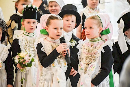 Den Tag der sorbischen Vogelhochzeit feiern die Kinder als Vögel verkleidet  und in der Festtagstracht.