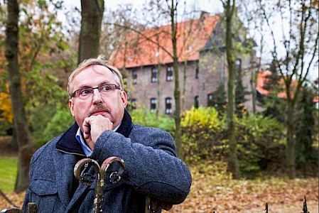 Voller Schmerz mußte Wilfried Lörkens miterleben, Wie seine Wasserburg (Hintergrund) abgerissen wurde.