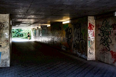 Unterführungen sind für viele Menschen wahre  Angsträume. Man geht ungern durch diese  tunnelartigen unterirdischen Verbindungswege.