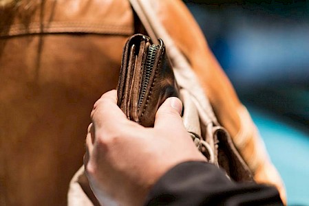 Leichtsinn lockt Taschendiebe  magisch an.