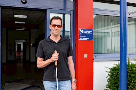 Claus Albert hat einen angeborenen »Röhrenblick«. Sein Sehvermögen läßt ­permanent nach. Inzwischen sieht er nur noch fünf Prozent.