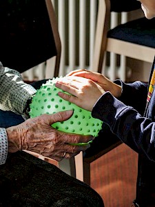 Neben der Musik werden den alten ­Menschen Bewegungsanreize geboten.