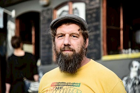 Olaf Hornuf stellt sich der Aufgabe, einen problembeladenen Platz in der  Dresdner Neustadt mit Kultur wieder lebenswert zu machen.